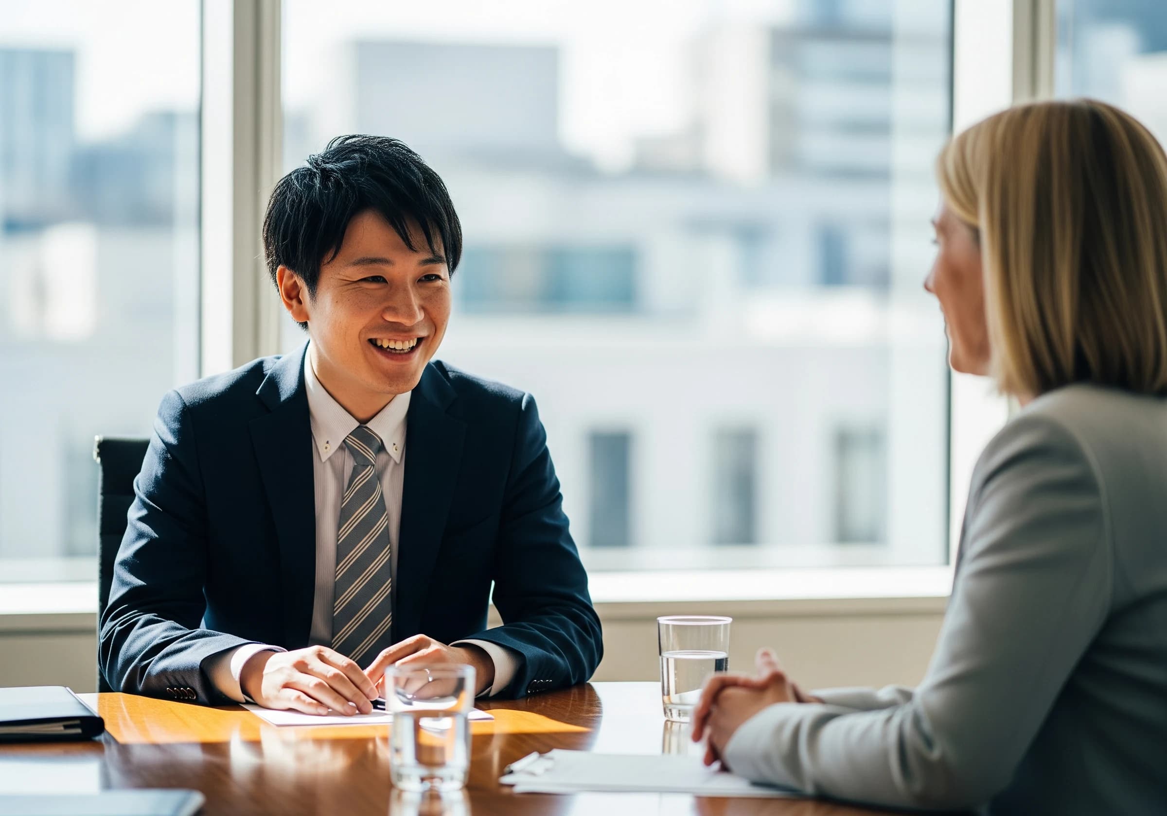 オフィスでお客様と会話する営業スタッフ